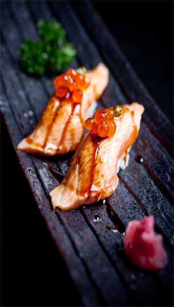 Sushi de salmão brûlé com ovas do peixe<br>