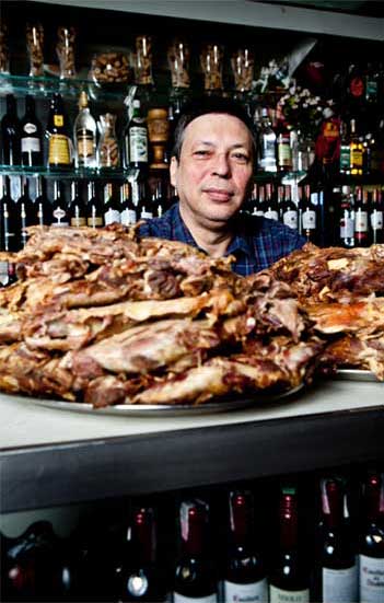 Diante do famoso cabrito assado<br> Diante do famoso cabrito assado<br>