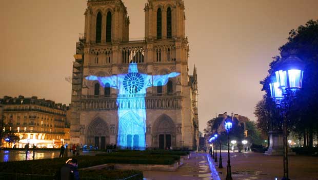 Projeção do Cristo Redentor na fachada da Igreja de Notre Dame, em Paris
