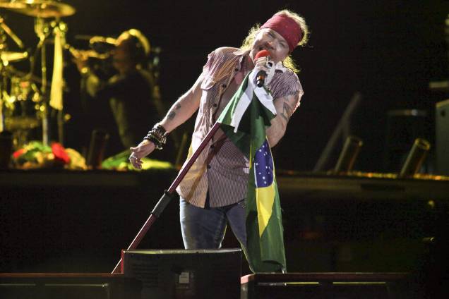 Axl Rose com a bandeira do Brasil em 2010, no show que aconteceu na Apoteose<br>