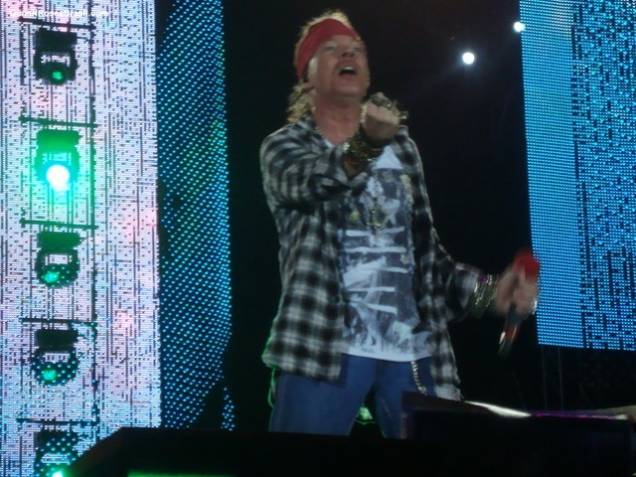 Axl Rose instiga a multidão na Apoteose, ainda em 2010<br>