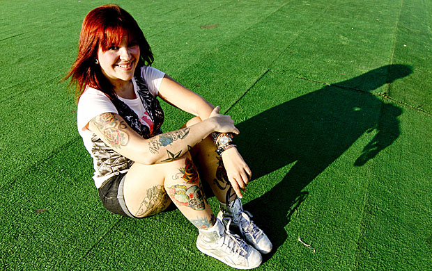 Ela é DJ e publicitária e nas horas vagas ainda arruma tempo para tatuar seu corpo. Afinal, são 14 desenhos distribuídos entre braços, pernas e quadril. Um mais lindo que o outro diga-se por sinal. A carioca de 24 anos pisou na cidade do rock com um sol d<br>