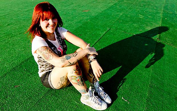 Ela &eacute; DJ e publicit&aacute;ria e nas horas vagas ainda arruma tempo para tatuar seu corpo. Afinal, s&atilde;o 14 desenhos distribu&iacute;dos entre bra&ccedil;os, pernas e quadril. Um mais lindo que o outro diga-se por sinal. A carioca de 24 anos pisou na cidade do rock com um sol d<br>