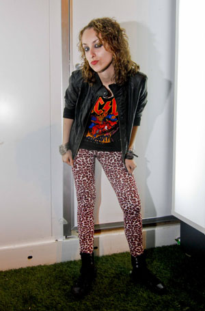 Tudo ao mesmo tempo agora. Esse é o lema da executiva de contas Andressa Moreira de 22 anos que veio ao Rock in Rio com sete amigos para a verdadeira noite do rock-and-roll. Com calça de oncinha, tênis de cano longo preto, blusa de banda, jaqueta de couro<br> Tudo ao mesmo tempo agora. Esse é o lema da executiva de contas Andressa Moreira de 22 anos que veio ao Rock in Rio com sete amigos para a verdadeira noite do rock-and-roll. Com calça de oncinha, tênis de cano longo preto, blusa de banda, jaqueta de couro<br>