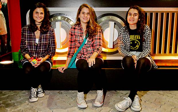As amigas Let&iacute;cia Laet, 23, Luisa Nieto, 20, e Mariana Nieto, 15, s&atilde;o confidentes e insepar&aacute;veis. O trio est&aacute; unido por duas causas: ver a apresenta&ccedil;&atilde;o da banda Red Hot Chili Peppers - que ser&aacute; a &uacute;ltima atra&ccedil;&atilde;o do Palco Mundo de hoje - e pela paix&atilde;o ao te<br>