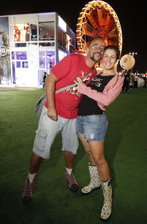 Foi difícil escolher a melhor foto para representar o casal estiloso da niteroense Clarice Souza, 30 anos, com o paulista Luciano Souza, 38. Juntos há dez anos eles compartilham afinidade no amor e na música, já que - também juntos - tocam a festa Ploc, q<br> Foi difícil escolher a melhor foto para representar o casal estiloso da niteroense Clarice Souza, 30 anos, com o paulista Luciano Souza, 38. Juntos há dez anos eles compartilham afinidade no amor e na música, já que - também juntos - tocam a festa Ploc, q<br>