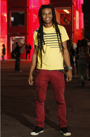 As roupas coloridas de Wellington denunciaram ao longe que o gestor comercial de 29 anos estava inserido no universo da moda. Com blusa amarela, calça vermelha e um cabelão de respeito (ele não corta há cinco anos), o moço estava feliz da vida por pisar p<br> As roupas coloridas de Wellington denunciaram ao longe que o gestor comercial de 29 anos estava inserido no universo da moda. Com blusa amarela, calça vermelha e um cabelão de respeito (ele não corta há cinco anos), o moço estava feliz da vida por pisar p<br>