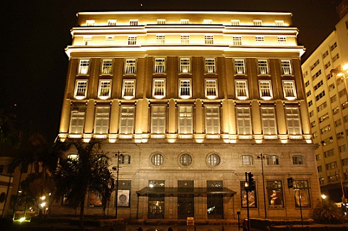fachada do CCBB, iluminada à noite
