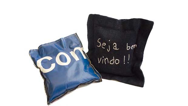 Peso de porta da Oficina Toque de Mão (R$ 15,00 cada um), feito com areia, banner e retalho de jeans<br>