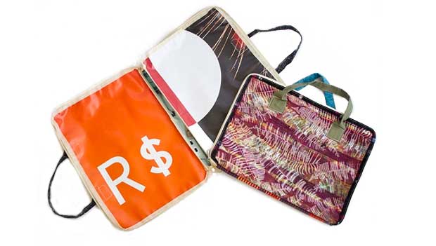 Porta laptop da Oficina Toque de Mão (R$ 25,00), feito com retalho de tecido e revestimento de banner publicitário<br> Porta laptop da Oficina Toque de Mão (R$ 25,00), feito com retalho de tecido e revestimento de banner publicitário<br>