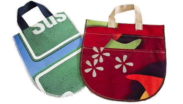 Porta lixo para carro da Oficina Toque de Mão (R$ 8,00), feito em banner de lona reciclada<br> Porta lixo para carro da Oficina Toque de Mão (R$ 8,00), feito em banner de lona reciclada<br>