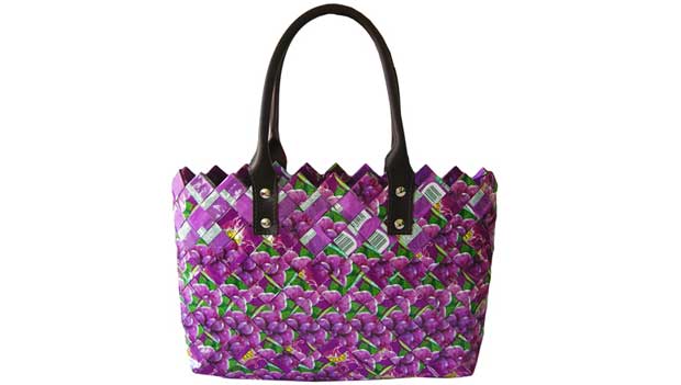 Bolsa da Terracycle (R$ 161,00) feita com embalagens de suco Tang. À venda no site Gift Express<br> Bolsa da Terracycle (R$ 161,00) feita com embalagens de suco Tang. À venda no site Gift Express<br>