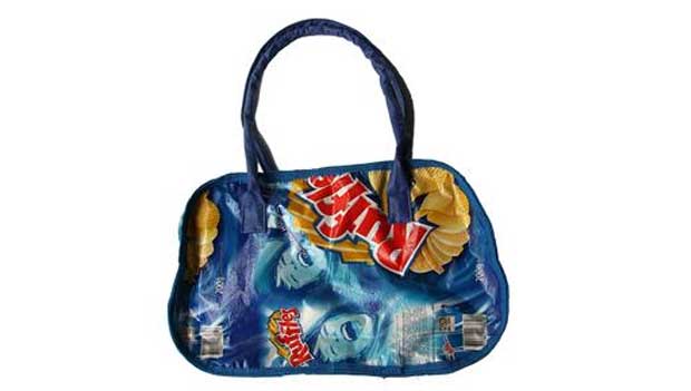 Bolsa da Terracycle (R$ 29,90) feita com embalagem de batata Ruffles. À venda no site Greenvana Store<br>