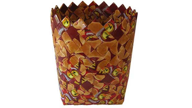 Lixeira da Terracycle (R$ 105,00) feita com embalagem do biscoito Doritos. À venda no site Gift Express<br> Lixeira da Terracycle (R$ 105,00) feita com embalagem do biscoito Doritos. À venda no site Gift Express<br>
