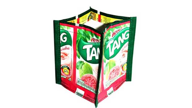 Porta-lapis da Terracycle (R$ 14,90) feito com embalagem de suco Tang. À venda no site Greenvana Store<br>