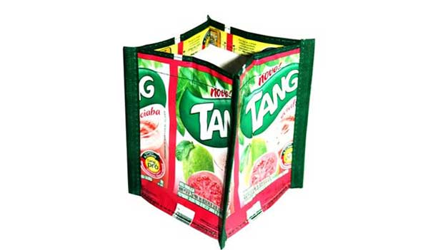 Porta-lapis da Terracycle (R$ 14,90) feito com embalagem de suco Tang. À venda no site Greenvana Store<br> Porta-lapis da Terracycle (R$ 14,90) feito com embalagem de suco Tang. À venda no site Greenvana Store<br>