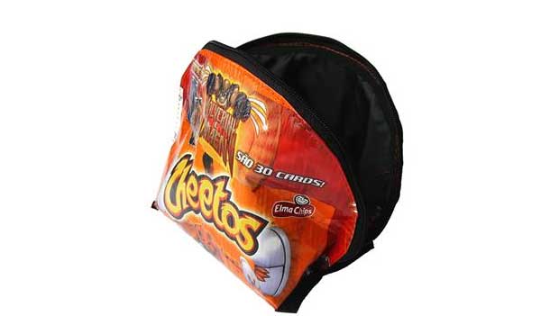 Nécessaire da Terracycle (R$ 19,90) feita com embalagem de biscoito Cheetos. À venda no site Greenvana Store<br>