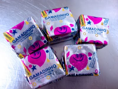 O dadinho de pasta amendoim que você comprava na porta do colégio já não é mais tão comum nas barraquinhas de doce da cidade. Lembra dele, na embalagem prateada cheia de coraçõezinhos?<br>