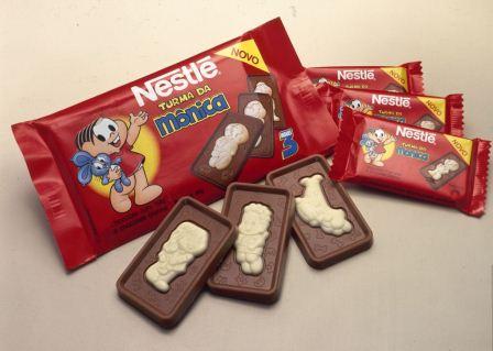 Na barrinha, a borda era ao leite. No centro, vinha um dos personagens de Mauricio de Sousa em chocolate branco, que a gente deixava pra comer por último. Dava vontade de colecionar, tipo figurinha. Virou febre de tão gostoso, e ninguém entende porque par<br>