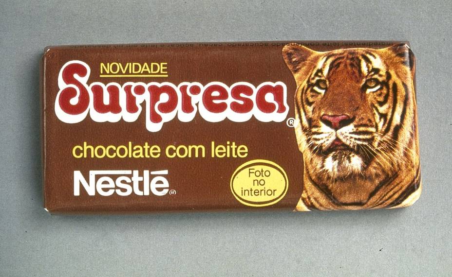 Não sabemos o que era mais legal: devorar o delicioso chocolate ao leite ou colecionar as cartelinhas de dinossauros pra trocar na hora do recreio. Por quê acabar com isso, gente? Volta, Surpresa!<br>