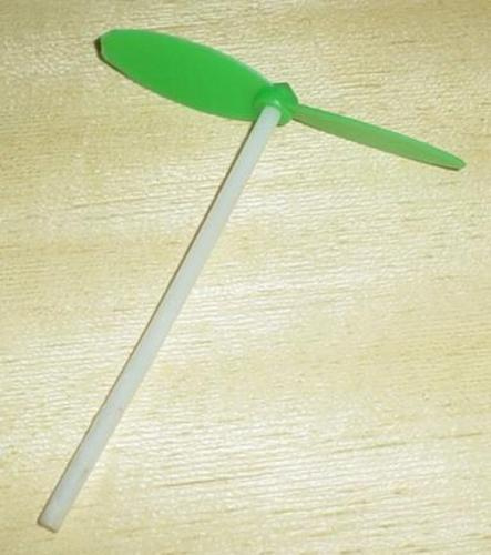 Esse vira e mexe volta a aparecer! Ninguém tava nem aí para o pirulito: o negócio era a hélice que vinha de brinde junto com o doce. Era um tal de palitinhos voando no pátio da escola...<br>