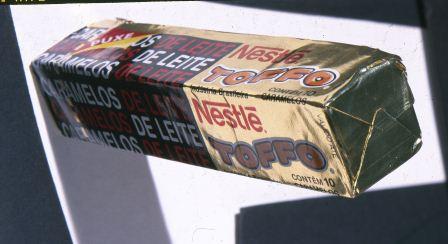 O doce em si não sumiu, mas esse caramelo de leite é das antigas. Saiu de linha e ninguém nunca mais viu. Ver a embalagem dourada e preta com letrinhas brancas e vermelhas traz logo a lembrança do gostinho de leite queimado que a bala tinha.<br>