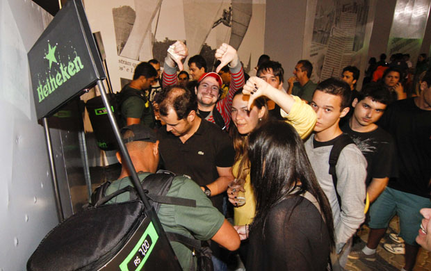 Conseguir um chope virou uma missão épica. Os mais afoitos encurralaram vendedores para conseguir comprar a bebida<br> Conseguir um chope virou uma missão épica. Os mais afoitos encurralaram vendedores para conseguir comprar a bebida<br>