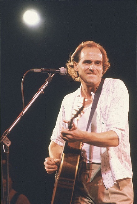 James Taylor na primeira edição do Rock in Rio. O cantor estava sofrendo de depressão, mas a energia do show ajudou em sua recuperação. Posteriormente, ele compôs Only A Dream in Rio<br>