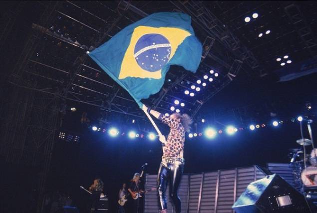 Klaus Meine, vocalista do Scorpions, com a bandeira do Brasil<br>