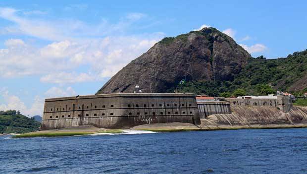 Constru&iacute;da no s&eacute;culo XVI, protegia a entrada da Ba&iacute;a de Guanabara de invasores<br>