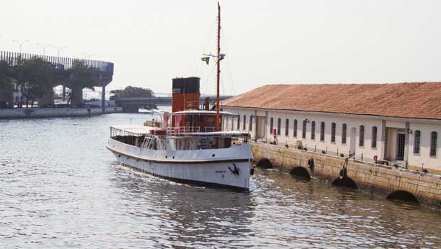 Por 10 reais é possível navegar no barco Laurindo Pitta, construído na Primeira Guerra Mundial<br>