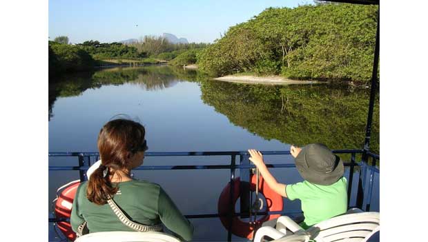 Região da Lagoa de Marapendi tem águas tranquilas e vegetação de mangue<br>