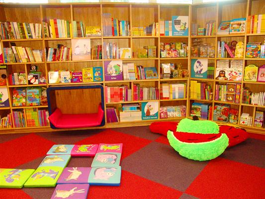 Almofadas, brinquedos e, claro, livros, também ficam à disposição da criançada<br>