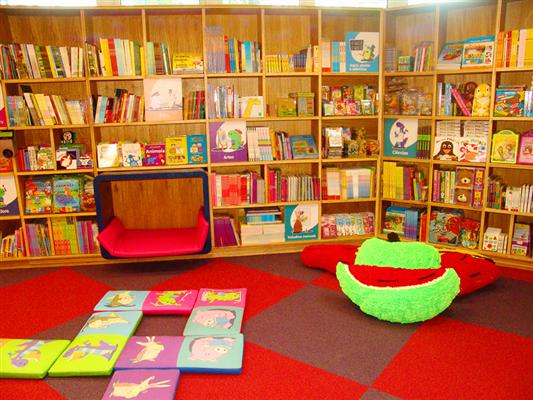 Almofadas, brinquedos e, claro, livros, também ficam à disposição da criançada<br> Almofadas, brinquedos e, claro, livros, também ficam à disposição da criançada<br>