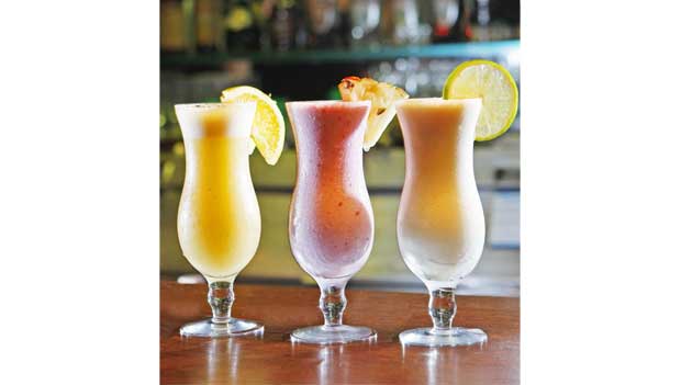 Reduz preços de drinks como o hula hula, feito com feito com Malibu e suco de laranja<br> Reduz preços de drinks como o hula hula, feito com feito com Malibu e suco de laranja<br>