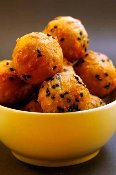 Bolinhas de queijo com gorgonzola, parmesão, queijo prato e gergelim preto (R$ 16,80)<br>