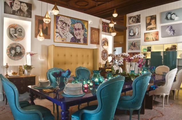 Esta sala de jantar foi o espaço criado pelo arquiteto Jairo de Sender no Casa Cor 2010. Jairo homenageou 20 casais famosos por ser o 20º ano consecutivo em que ele e sua equipe participavam do evento. A ideia foi expor de maneira descontraída e ao mesmo<br>