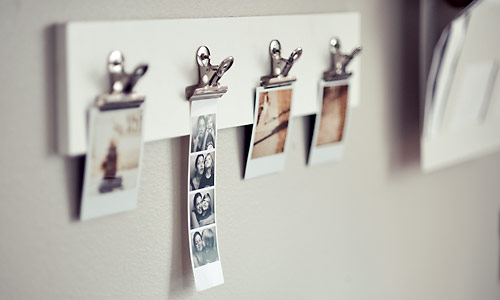 Você também pode prender fotos em clipes fixados numa placa de madeira e pendurá-la na parede.<br>
