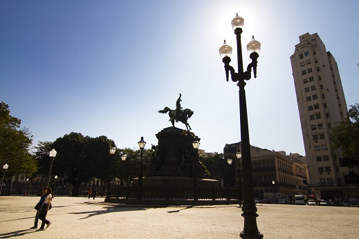 A retirada do gradil deixou a praça mais agradável e convidativa<br>