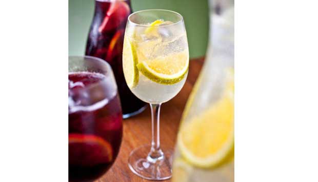 O Arancia Spritz tem licor Cointreau e club soda em sua composição<br>