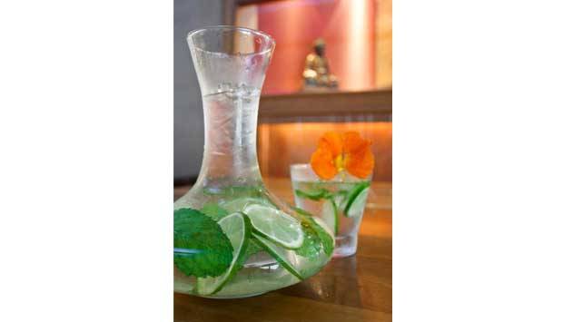 Tamb&eacute;m no bairro da Zona Sul, o restaurante tailand&ecirc;s tem drink feito com infus&atilde;o de capim-lim&atilde;o, rum, hortel&atilde; e lim&atilde;o<br>