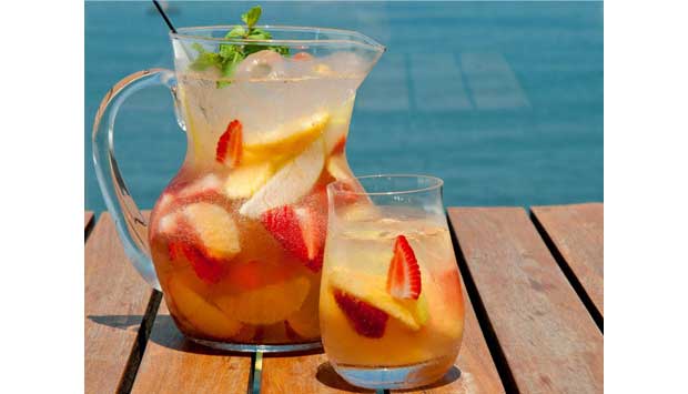 Na piscina do hotel e no bar do térreo, o Baretto-Londra, é vendido o sofisticado clericot de vinho branco<br>