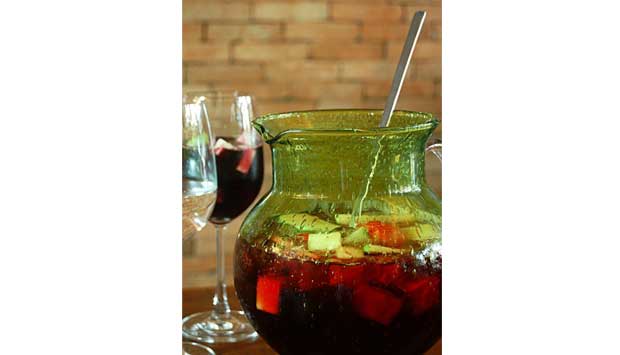 Refrescante, a sangria vermelha tem frutas da estação, suco e licor de laranja e conhaque<br>