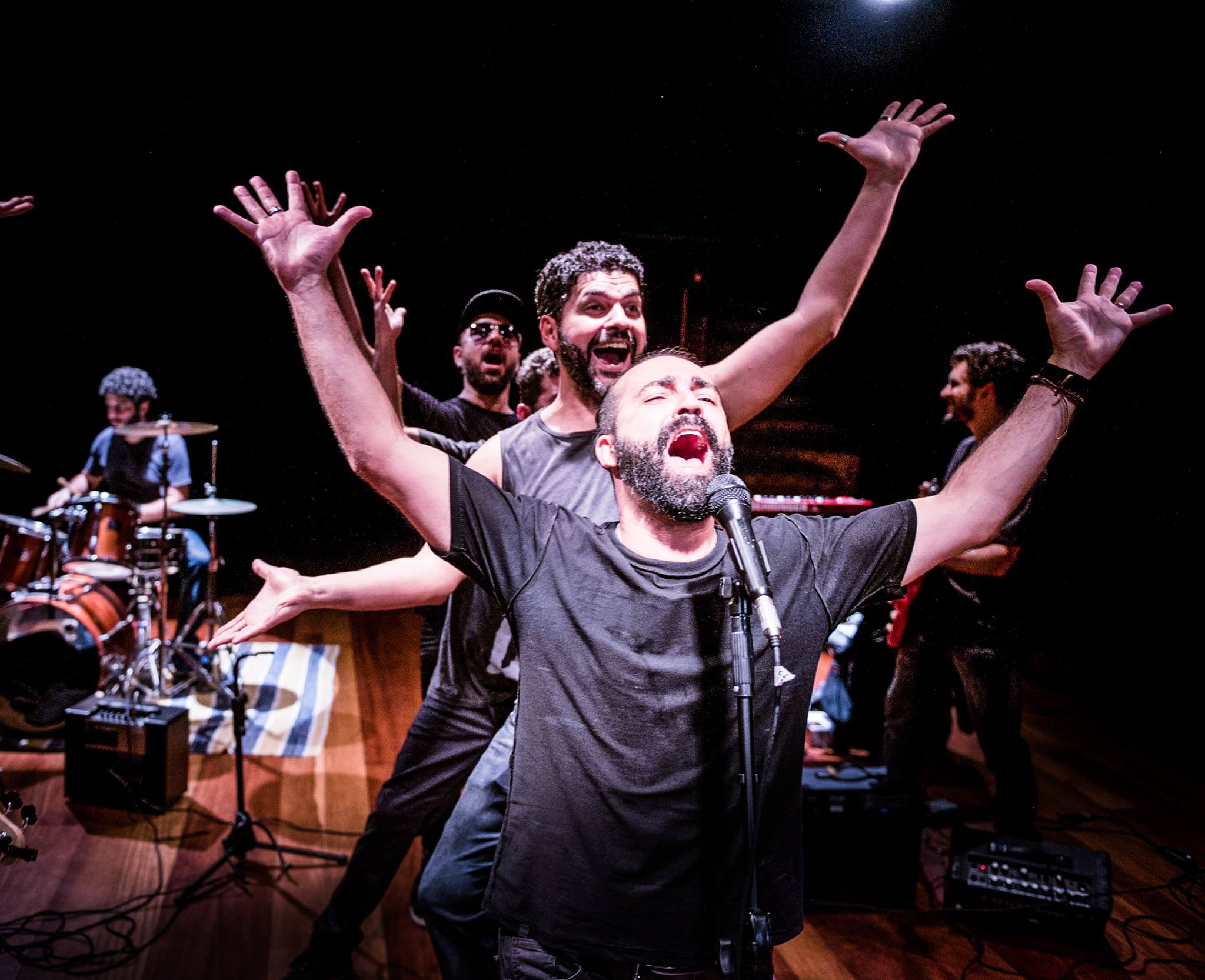 Leonardo Corajo, Lucas Gouveia e Guilerme Miranda ao fundo