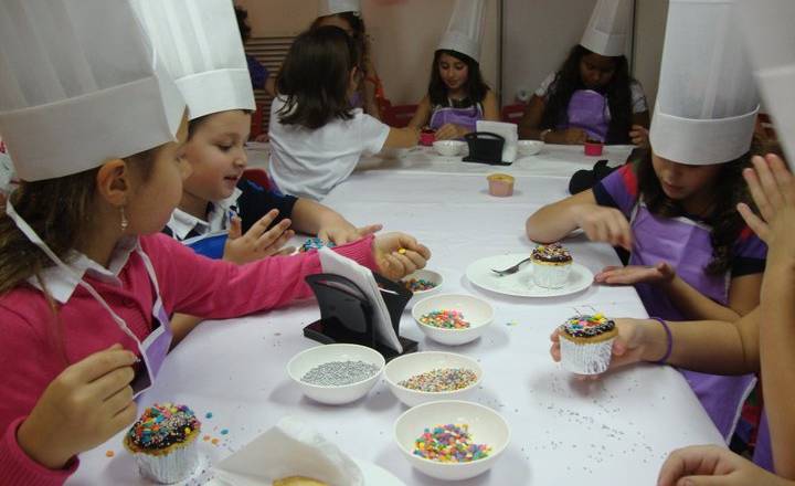 Grupo De Crianças Pequenas Têm Festa De Aniversário, Usar Chapéus
