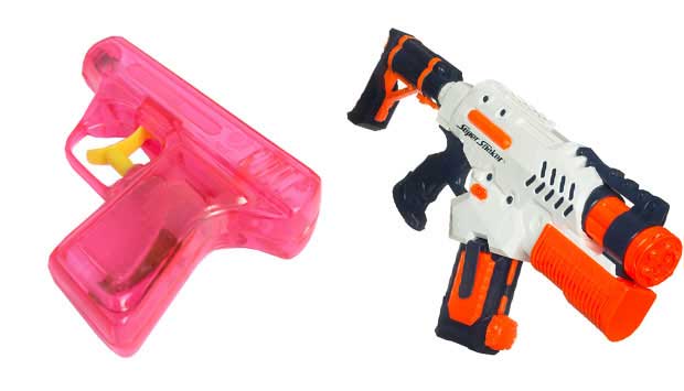 Até os anos 80, as guerras de pistola dágua eram precárias: a cada tiro, o soldado tinha que recarregar a arma em uma torneira e o jato não ia muito longe. Esse brinquedo clássico evoluiu, virou lançador dágua, com reservatório que possibilita mais tiro<br>