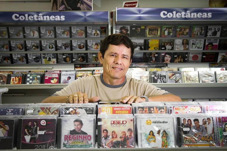 Para quem gosta de m&uacute;sica, uma passada na loja do cearense Carlinhos &eacute; obrigat&oacute;ria. Localizada na avenida principal da Feira, ela disp&otilde;e em suas prateleiras desde Nirvana, AC/DC, Rihanna, Chris Brown e Justin Bieber at&eacute; cl&aacute;ssicos nordestinos e o que mais<br>