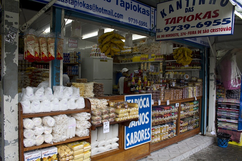 A barraca concorre à melhor tapioca da Feira. Entre os sabores doces e salgados, feitos na hora, se destacam leite condensado com coco, doce de leite, doce de cupuaçu com coco e queijo, leite condensado com coco e amendoim, pizza (queijo, presunto e oréga<br>