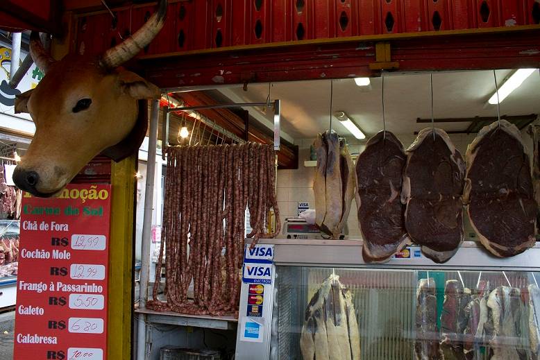 Em um dos poucos a&ccedil;ougues da feira, &eacute; poss&iacute;vel encontrar a aut&ecirc;ntica carne de sol, al&eacute;m de mocot&oacute; e costela. Mas o chamariz mesmo &eacute; a cabe&ccedil;a de boi (de mentirinha) pendurada do lado de fora do estabelecimento. "Tem mais turista parando para tirar foto do<br>