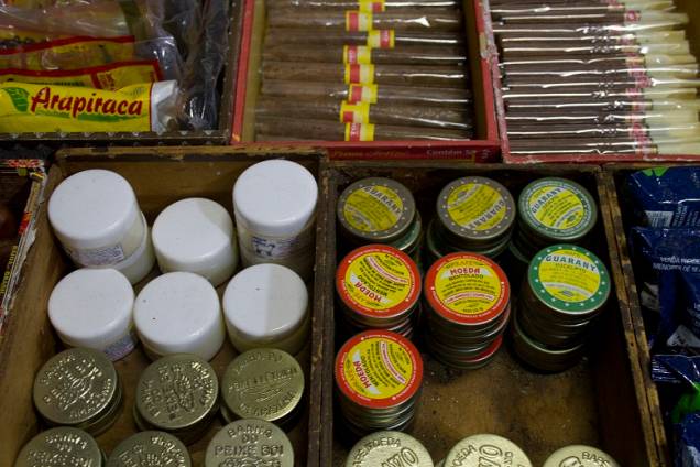 Onde mais seria possível encontrar o legítimo fumo de rolo e cigarros de palha senão na Feira de São Cristóvão? Muitos dos produtos da Tica vêm de Alagoas, mas tem também os charutos da Bahia (R$ 2,00) e cachimbo da Amazônia (de R$ 4,00 a R$ 5,00 conform<br>